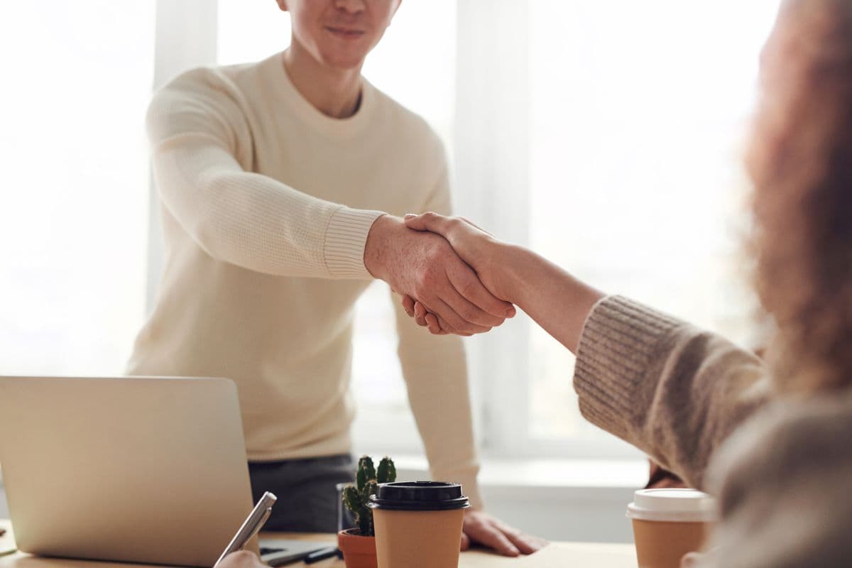 Líder guiando a un equipo de ventas